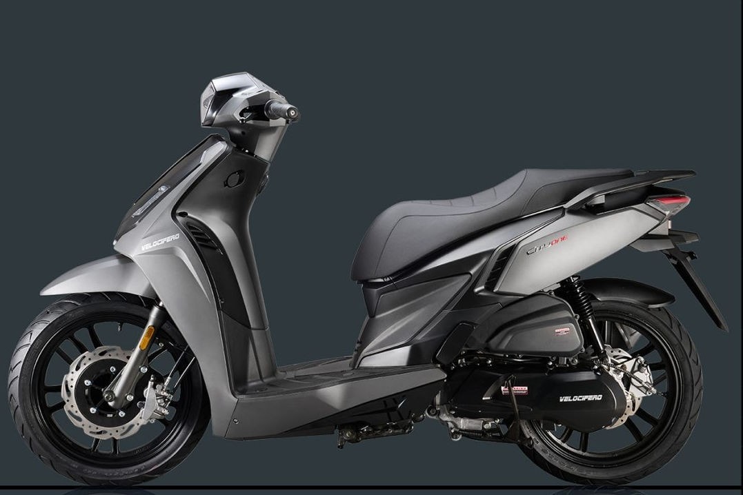 <div class='descrGalleryTitle'>Velocifero City-One 125 - 2.190 euro</div><div class='descrGalleryText'><p>Il vincitore di questa particolare classifica è lui, il <b><a href="https://www.dueruote.it/listino/velocifero/city-one-125/">Velocifero City-One</a></b>. E' spinto da un motore monocilindrico 4T da 125 cc raffreddato ad aria. Questo propulsore eroga una potenza massima di 7,2 kW, pari a 9,8 CV, a 8000 giri/min, con una coppia di 9,2 Nm a 6500 giri/min. La velocità massima tocca i 90 km/h, mentre i consumi dichiarati sono di 2,7 litri ogni 100 km, grazie all'alimentazione a iniezione e al cambio automatico a variatore con trasmissione a cinghia.​ Le dimensioni lo rendono maneggevole nel traffico: lunghezza di 1980 mm, larghezza 685 mm, altezza 1150 mm, interasse da 1350 mm e altezza sella a 810 mm da terra, con 135 mm di luce libera. Il peso a secco è di 108 kg secondo dueruote.it, mentre il produttore specifica 115/120 kg in ordine di marcia, includendo la batteria. Omologato Euro 5, richiede patente A1 ed è dotato di avviamento elettrico.​ Sul fronte ciclistica, la forcella telescopica anteriore idraulica si affianca a un sistema posteriore con doppio ammortizzatore progressivo a sbalzo. I freni sono a disco idraulico su entrambe le ruote, mentre le gomme misurano 110/70-16 su cerchi da 16 pollici. Il telaio in acciaio ad alta resistenza e il serbatoio da 7 litri completano un mezzo conforme alle norme, con tachimetro TFT.</p>
</div>